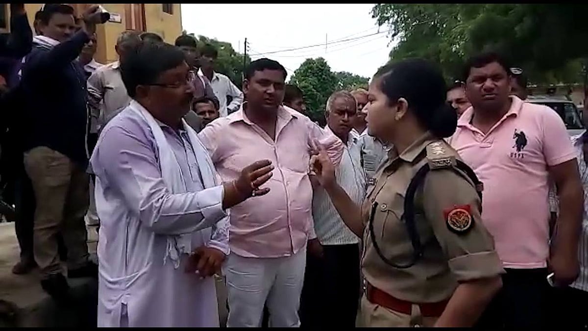 பா.ஜ.க தலைவர்களைக் கைது செய்ததற்காக பெண் போலீஸ் அதிகாரி பணி இடமாற்றம்! (வீடியோ)