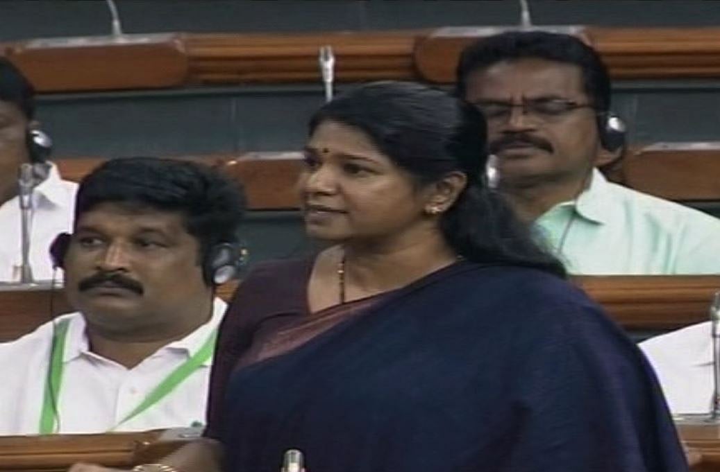 தூத்துக்குடி துப்பாக்கிச்சூடு FIRல் ஒரு போலீஸ் பெயர்கூட குறிப்பிடாதது ஏன்? கனிமொழி கேள்வி!