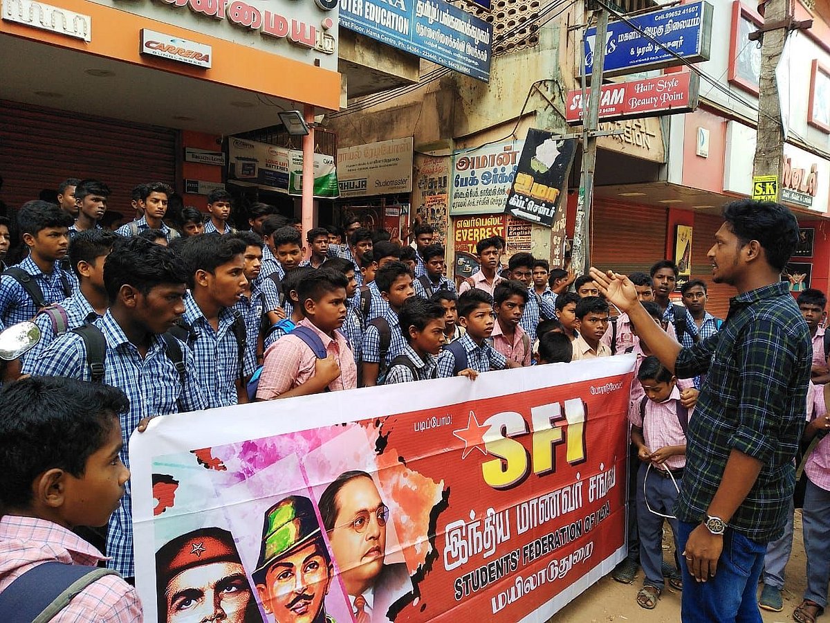 அரசு பள்ளிகளை பாதுகாக்க வலியுறுத்தி தமிழகம் முழுவதும் இந்திய மாணவர் சங்கத்தினர் போராட்டம்!