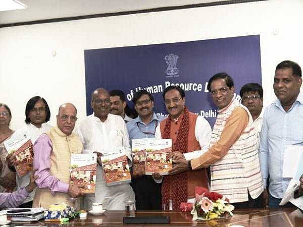 மீண்டும் இந்தியைத் திணிக்க முயற்சிக்கும் மத்திய அரசு : புதிய கல்விக்கொள்கையில் வில்லங்கம் 