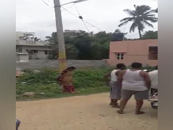 பெண்ணை மின்கம்பத்தில் கட்டி வைத்து தாக்குதல்: கர்நாடகாவில் கந்துவட்டி கும்பல் அராஜகம்!