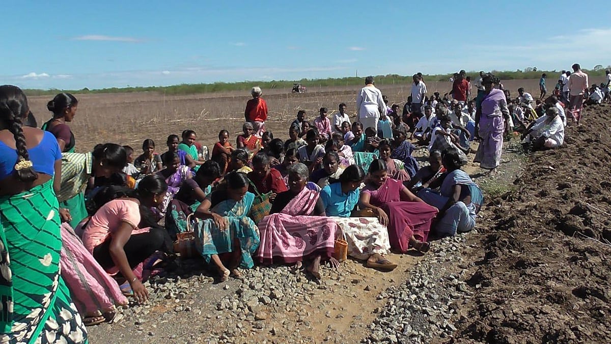 சாலை வசதி கோரி பள்ளி மாணவர்கள் சாலையில் உருண்டுப் போராட்டம்: அதிர்ந்துபோன கிராம மக்கள்! 