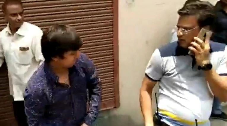 நகராட்சி அதிகாரியை கிரிக்கெட் மட்டையால் தாக்கிய பா.ஜ.க எம்.எல்.ஏ!