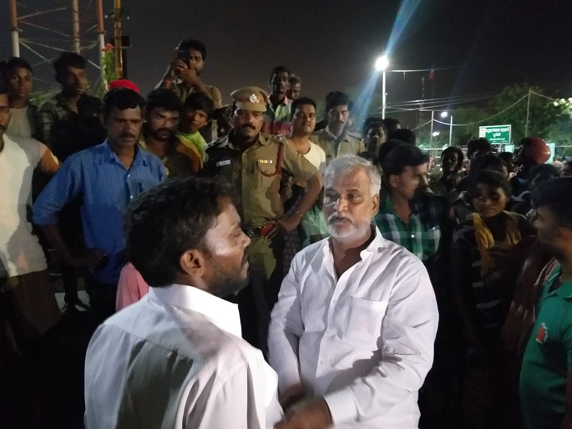 செல்போன் டவரில் ஏறி தற்கொலைக்கு முயன்ற இளைஞர்-  சாதுர்யமாக காப்பற்றிய எம்.எல்.ஏ சேகர்பாபு!