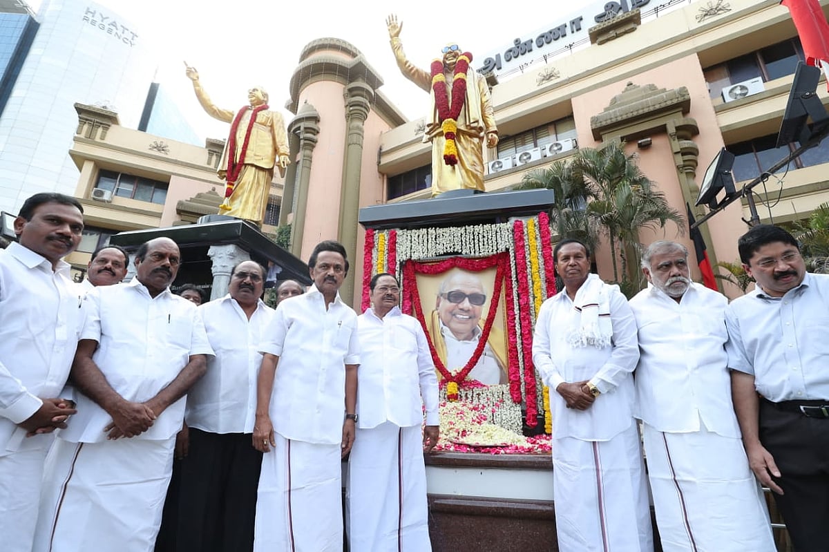 தலைவர் கலைஞரின் 96 வது பிறந்தநாள் :  தி.மு.க தலைவர் மு.க.ஸ்டாலின் மரியாதை! (ஆல்பம்)