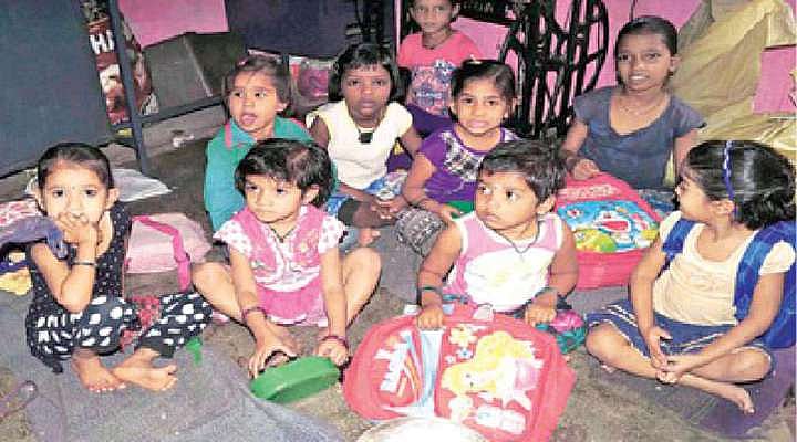 சாதிய கொடுமை: தலித் பெண் ஊழியர்கள் பணி இடமாற்றம்... மதுரை மாவட்ட நிர்வாகம் அலட்சியம்...