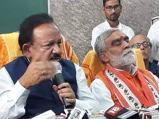 பீகாரில் குழந்தைகள் தொடர் மரணம்: ஆலோசனை கூட்டத்தில் கிரிக்கெட் ஸ்கோர் கேட்ட பாஜக அமைச்சர்!