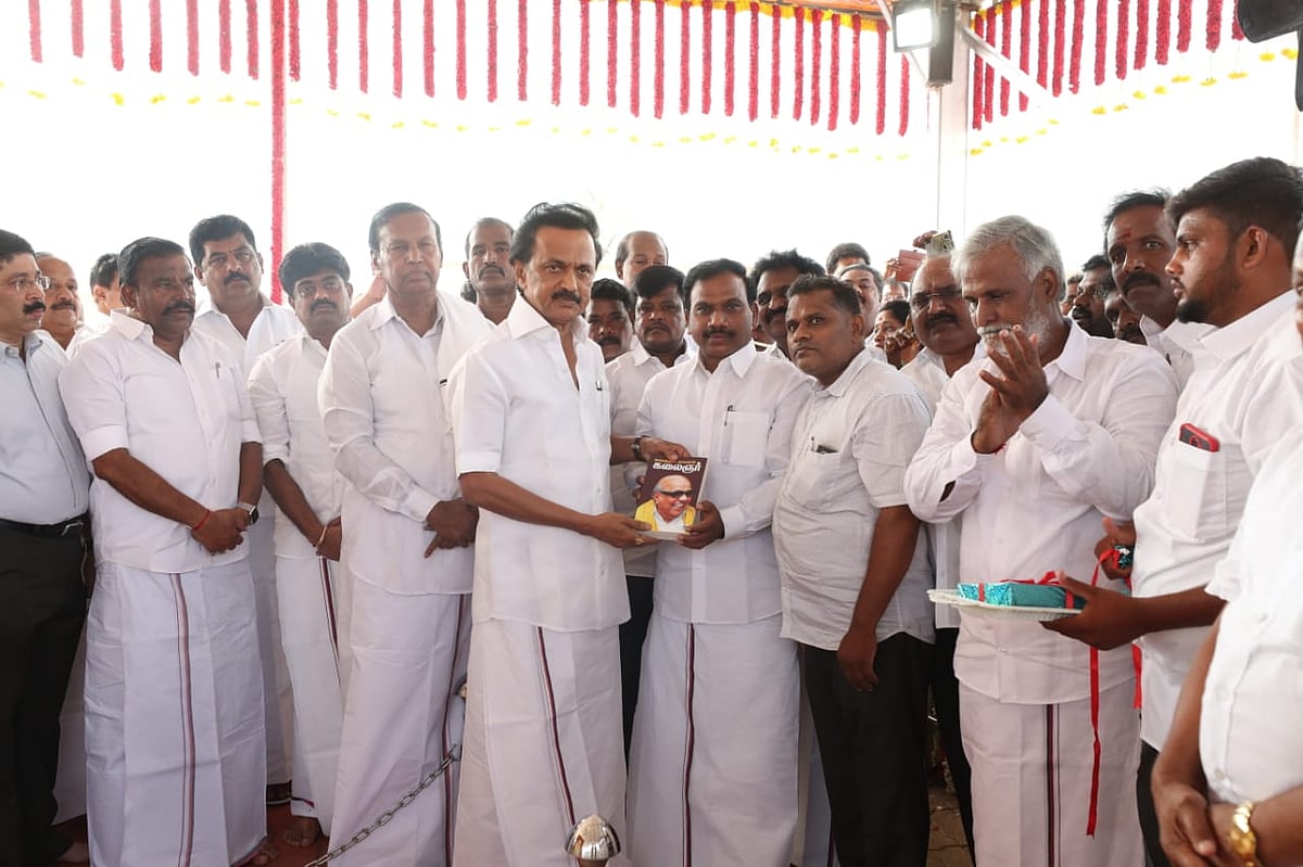 தலைவர் கலைஞரின் 96 வது பிறந்தநாள் :  தி.மு.க தலைவர் மு.க.ஸ்டாலின் மரியாதை! (ஆல்பம்)