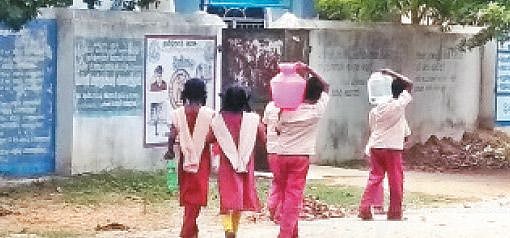 வீட்டிற்காக குடங்களைசுமக்கும் மாணவர்கள்: தண்ணீர்பிடிக்க விடுமுறை கேட்பதாக ஆசிரியர்கள் கவலை