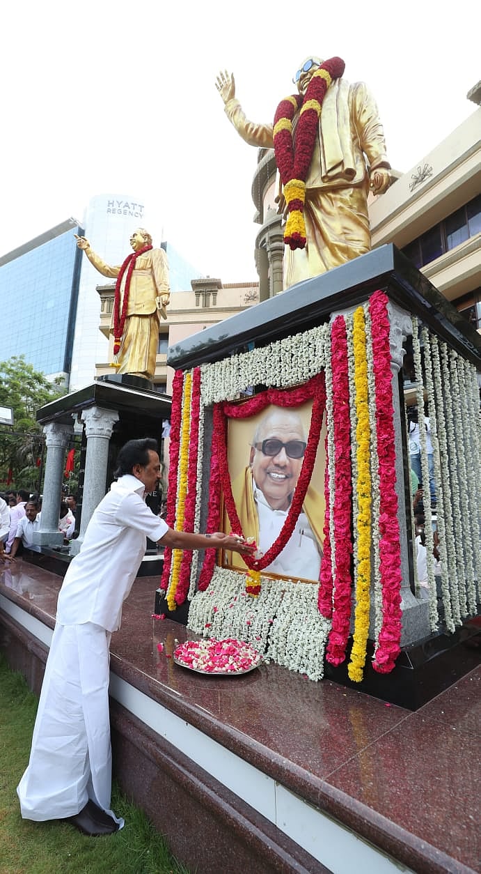 தலைவர் கலைஞரின் 96 வது பிறந்தநாள் :  தி.மு.க தலைவர் மு.க.ஸ்டாலின் மரியாதை! (ஆல்பம்)