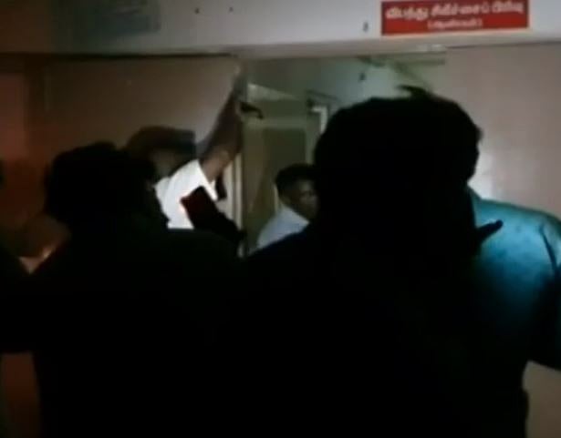 மொபைல் வெளிச்சத்தில் ஆபரேஷன் செய்த மருத்துவர்கள்: மின்வெட்டால் சிவகங்கையில் நடந்த அவலம்!