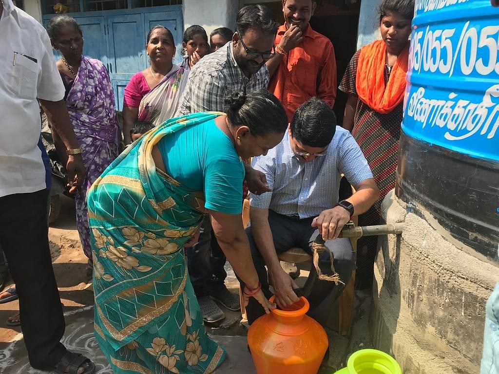 மக்களுக்கு நேரடியாக களத்தில் இறங்கி இலவச குடிநீர் வினியோகம்: அசத்தும் எம்.பி தயாநிதிமாறன் 