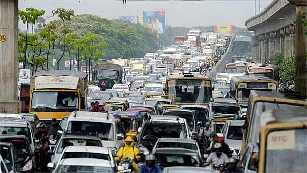 போக்குவரத்து விதிகளை மீறுவோருக்கு உச்சபட்ச அபராதம் : மோட்டார் வாகன சட்டத்தில் மாற்றம்!