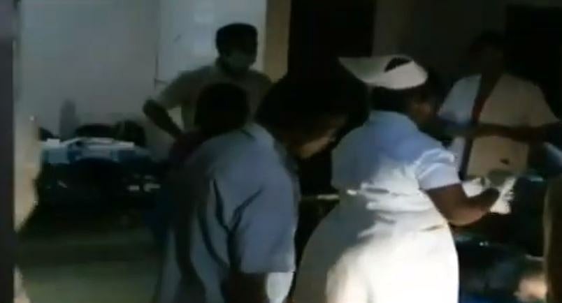 மொபைல் வெளிச்சத்தில் ஆபரேஷன் செய்த மருத்துவர்கள்: மின்வெட்டால் சிவகங்கையில் நடந்த அவலம்!