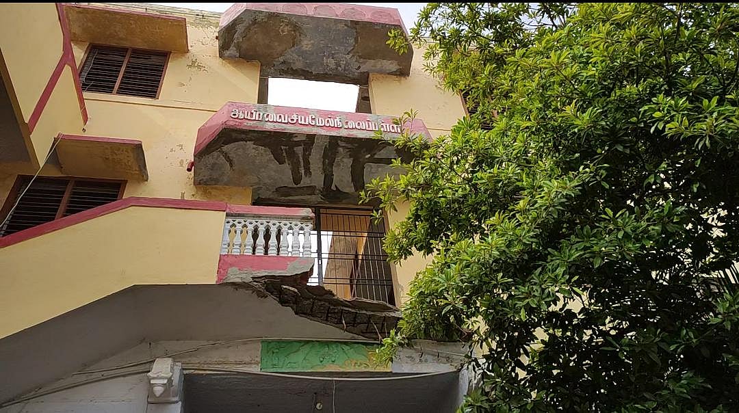 பள்ளிக்கூட பால்கனி இடிந்து விழுந்து மாணவர்கள் காயம்!