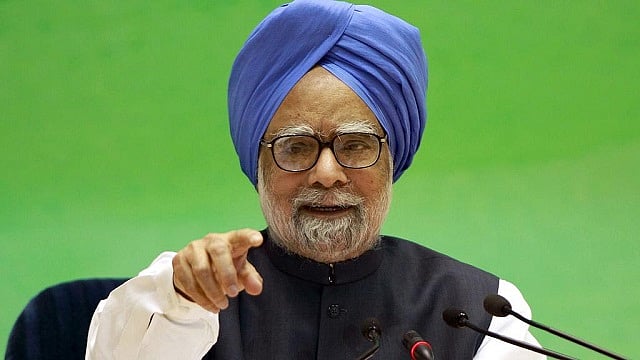 தனது அரசை விமர்சித்த மன்மோகன் சிங்கை பழிவாங்கும் மோடி? : ஊழியர்களின் எண்ணிக்கை குறைப்பு!