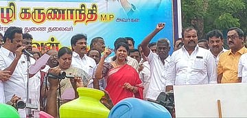 காலி பிளாஸ்டிக் குடங்களே தமிழகத்தின் அடையாளமாக மாறி விட்டது - கனிமொழி விமர்சனம் !