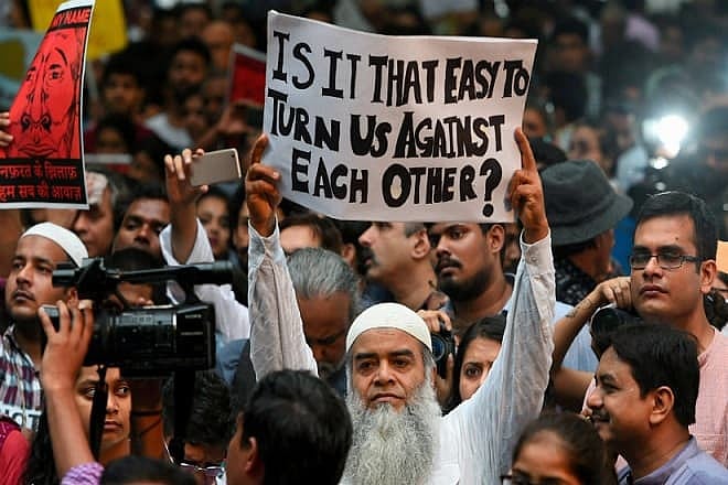 நாடாளுமன்ற காவிகள் தந்த ஊக்கம்- 'ஜெய்ஸ்ரீராம்' கோஷமிடச் சொல்லி இஸ்லாமியர் மீது தாக்குதல்!