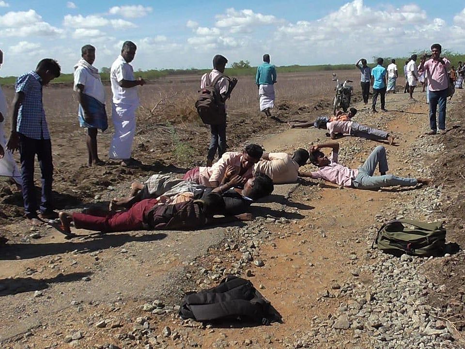 சாலை வசதி கோரி பள்ளி மாணவர்கள் சாலையில் உருண்டுப் போராட்டம்: அதிர்ந்துபோன கிராம மக்கள்! 