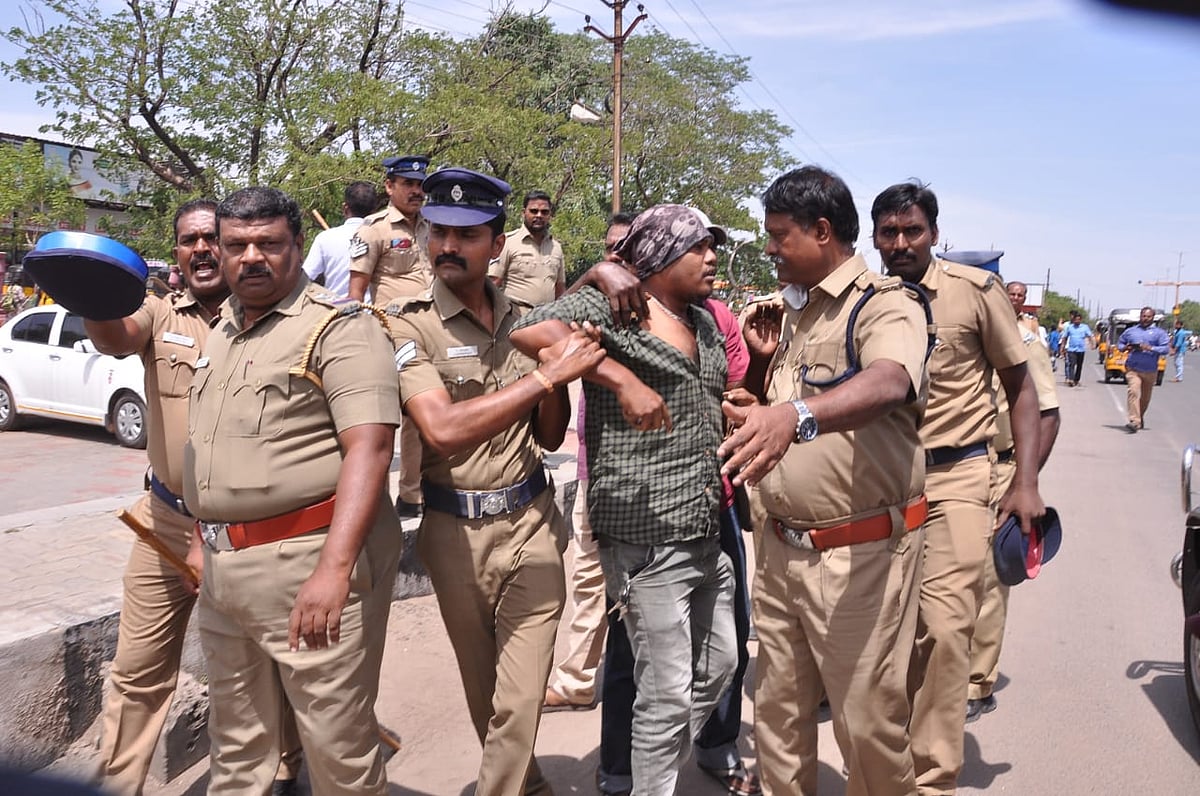 விலையில்லா மடிக்கணினி கேட்டு போராட்டத்தில் ஈடுபட்ட மாணவர்கள் மீது போலீசார் தடியடி! (Video)