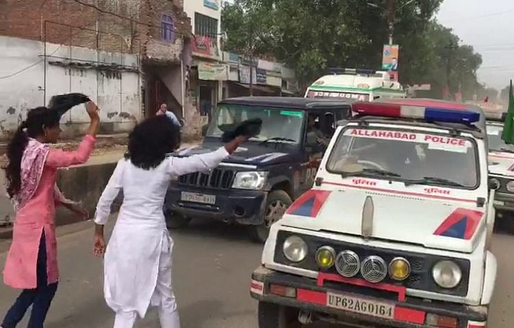 அமித்ஷாவுக்கு கறுப்புக் கொடி காட்டிய அலகாபாத் பல்கலைக்கழக மாணவி இடைநீக்கம்! 