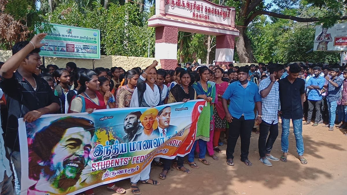 புதிய கல்விக் கொள்கை அறிக்கை நகல்களை எரித்து மாணவர்கள் போராட்டம்!