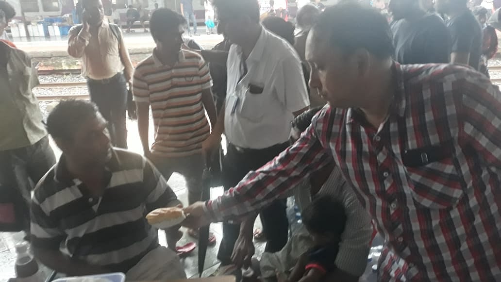 வெள்ளத்தில் சிக்கிய ரயிலில் 700 பயணிகள் : பதபதைக்க வைக்கும் மீட்புக் குழு புகைப்படங்கள் (album)