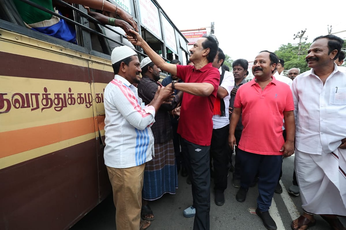 பரப்புரையை தொடங்கிய மு.க.ஸ்டாலின்... திரண்டு வந்து வரவேற்பளித்த வேலூர் மக்கள்... (ஆல்பம்)