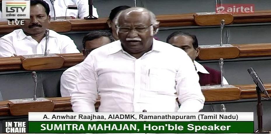 கொள்கை நிலைப்பாடற்ற அ.தி.மு.க எம்.பி.க்கள்: முத்தலாக் தடையை சீனியர் எதிர்க்க ஜீனியர் ஆதரித்ததால் குழப்பம்