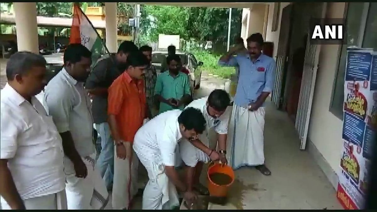 தலித் என்பதால் எம்.எல்.ஏ அமர்ந்த இடம் மாட்டுச் சாணம் கலந்த நீர் கொண்டு சுத்தம் செய்யப்பட்ட சாதிய தீண்டாமை