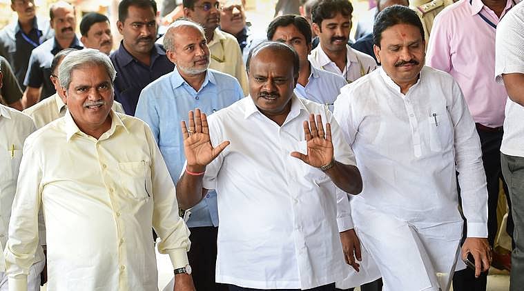 30 விநாடிகளில் உச்சநீதிமன்ற தீர்ப்பு வாசிப்பு : சபாநாயகர் முடிவெடுக்க முழு சுதந்திரம்!