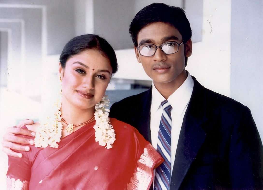 தொலைத்த பாவனையில் தனுஷ்.. தேடும் கண்களுடன் சோனியா அகர்வால்! #16YearsOfKadhalKonden