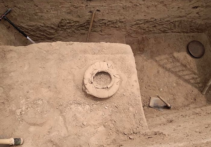  கீழடியில் பழந்தமிழர் பயன்படுத்திய தாழி : வியந்த சுற்றுலா பயணிகள்!