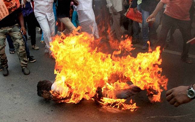 காஞ்சிபுரம் : போலீசார் திட்டியதால் மனமுடைந்து தீக்குளித்த ஷேர் ஆட்டோ ஓட்டுநர் உயிரிழப்பு!