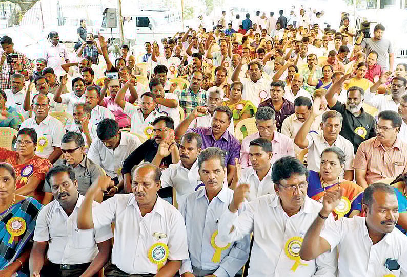 “கொடுத்த வாக்குறுதி என்னாச்சு ?” : போராடிய ஆசிரியர் - அரசு ஊழியர்களை பழிவாங்கும் அ.தி.மு.க அரசு!