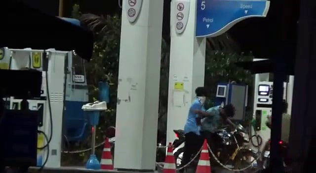 பெட்ரோல் பங்கில் பட்டாக்கத்தி நீட்டி அடிதடியில் ஈடுபட்ட மர்ம நபர்கள்! (வீடியோ)