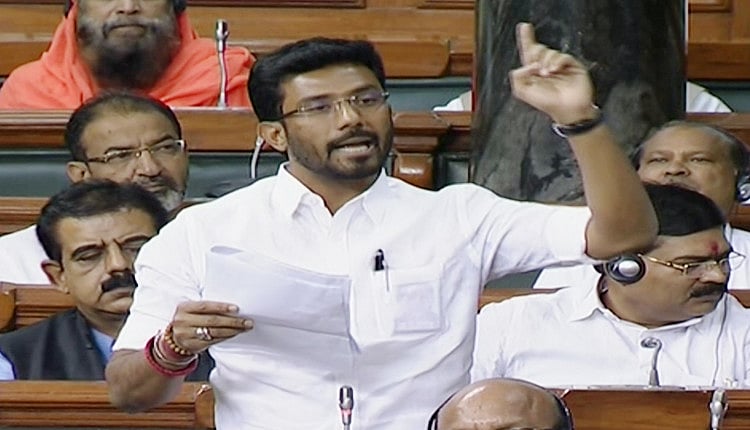 கொள்கை நிலைப்பாடற்ற அ.தி.மு.க எம்.பி.க்கள்: முத்தலாக் தடையை சீனியர் எதிர்க்க ஜீனியர் ஆதரித்ததால் குழப்பம்