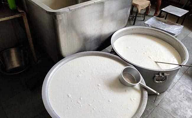 மத்திய பிரதேசத்தில் சோப்பு, பெயிண்ட் கொண்டு செயற்கை பால் தயாரிப்பு : 3 ஆலைகளுக்கு சீல்...87 பேர் கைது!