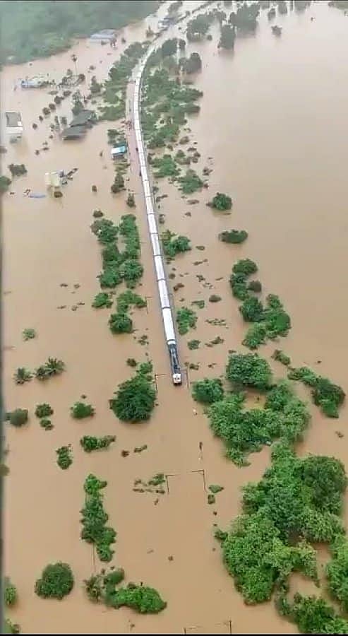 வெள்ளத்தில் சிக்கிய ரயிலில் 700 பயணிகள் : பதபதைக்க வைக்கும் மீட்புக் குழு புகைப்படங்கள் (album)