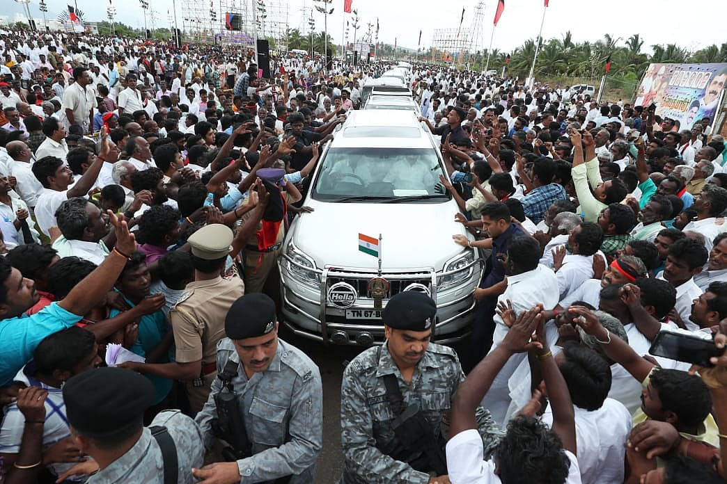 தேனி தி.மு.க பொதுக்கூட்டம் : ஆர்பரித்த மக்கள் கடல்... முகம் மலர்ந்த மு.க ஸ்டாலின் (ALBUM)