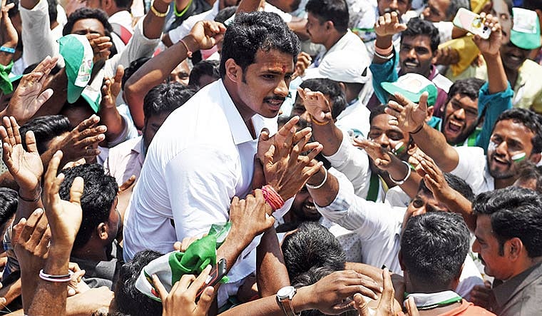 கர்நாடக ஆளும் கட்சியின் இளைஞர் அணித் தலைவராக முதலமைச்சரின் மகன் நிகில் குமாரசாமி நியமனம் !