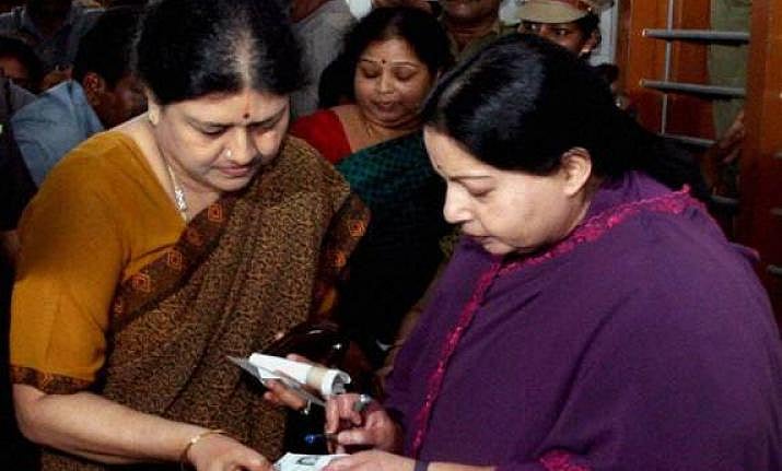 வாக்காளர் பட்டியலில் இருந்து சசிகலா, இளவரசி பெயர் நீக்கம்.. போயஸ் இல்லம் அபகரிப்பு : ஊழ்வினையின் பயன் ?