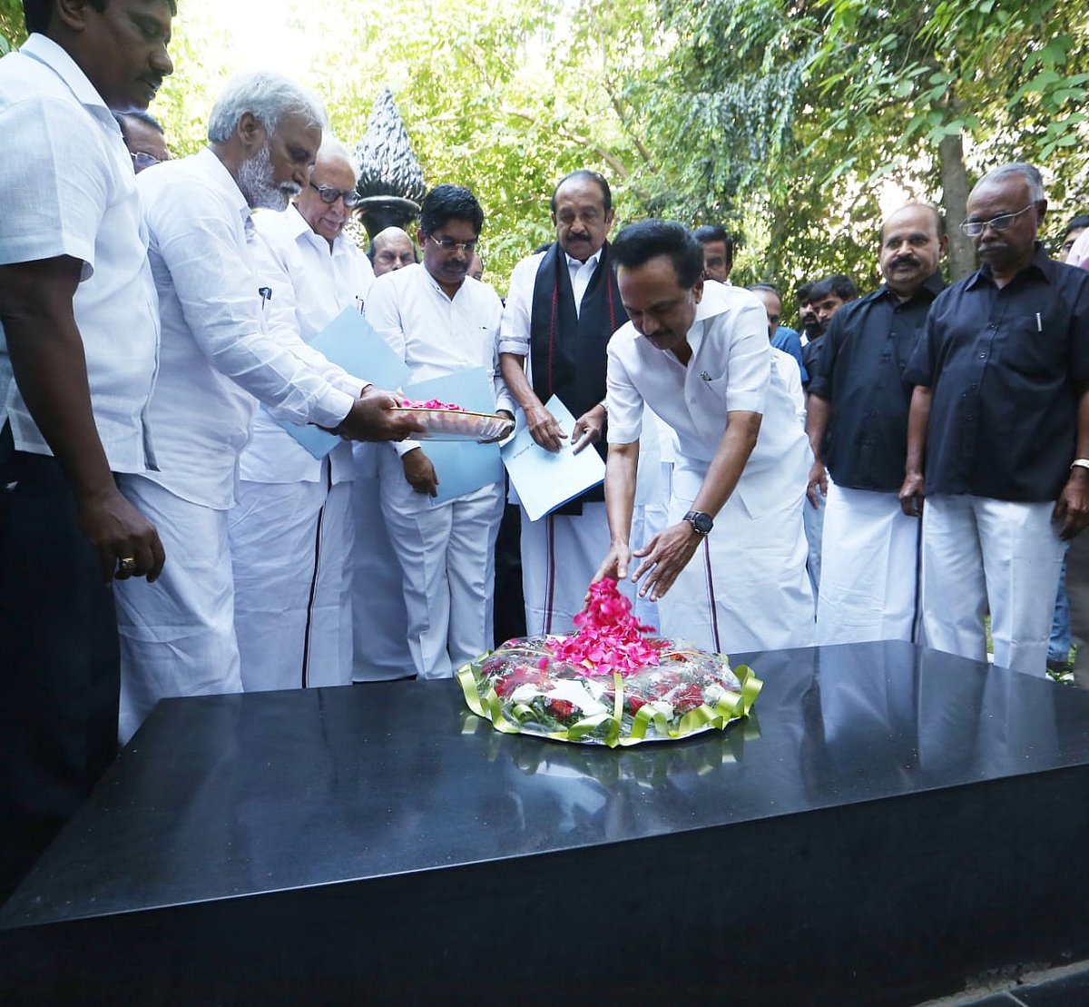 கலைஞர் நினைவிடத்தில் கலங்கிய வைகோ : பெரியார், அண்ணாவுக்கு மரியாதை செய்த ராஜ்யசபா எம்.பி.,க்கள் (album)