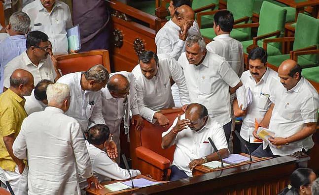 கர்நாடகா அரசியல் குழப்பம்: காங்கிரஸ் - ம.ஜ.த ஆட்சி காப்பாற்றப்படுமா? பா.ஜ.க கைப்பற்றுமா? - பரபர காட்சிகள்