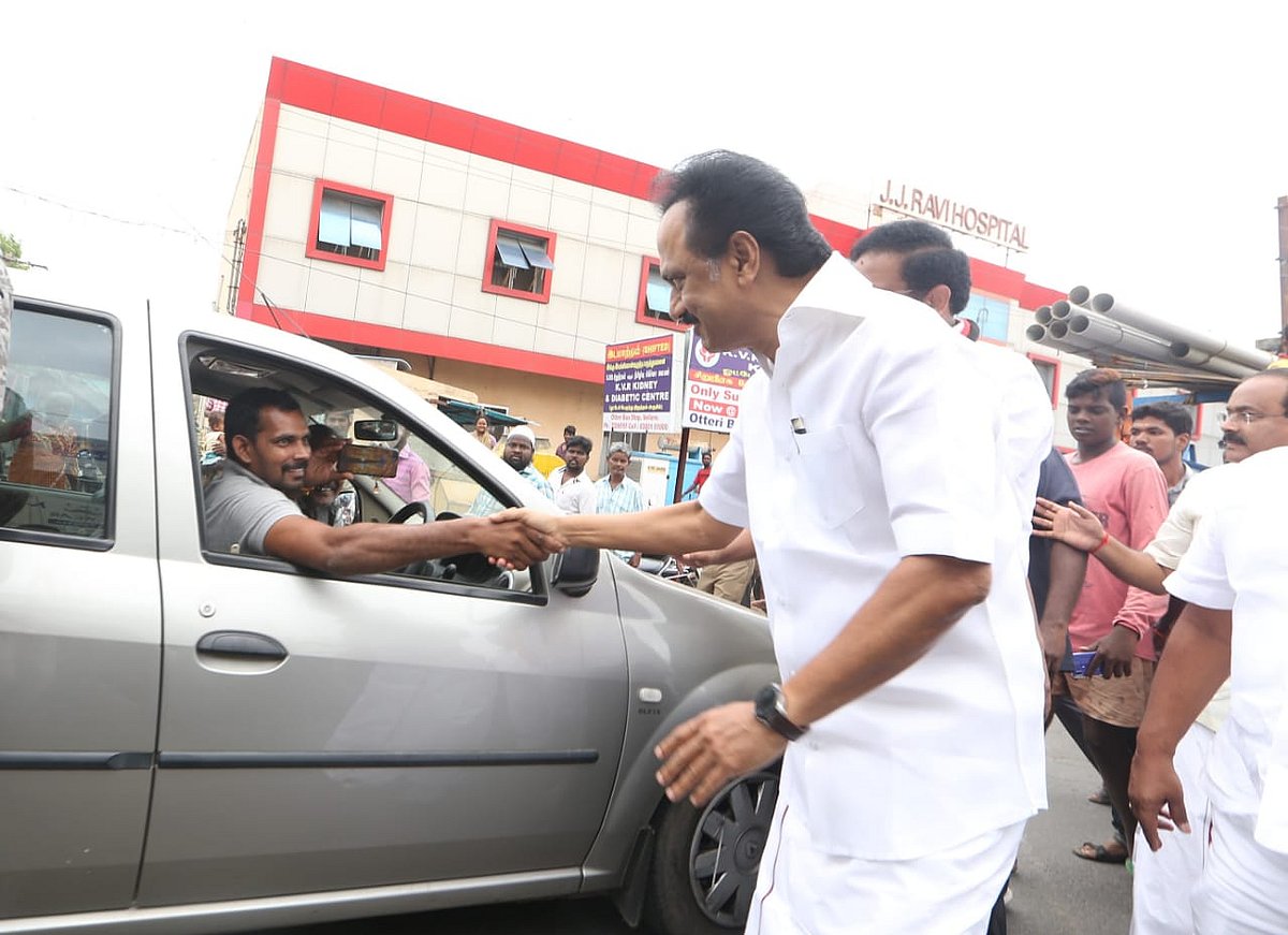 மு.க.ஸ்டாலினை வாஞ்சையுடன் வரவேற்ற வேலூர் மக்கள்... மூன்றாம் நாள் பரப்புரை விறுவிறு..! (ஆல்பம்)