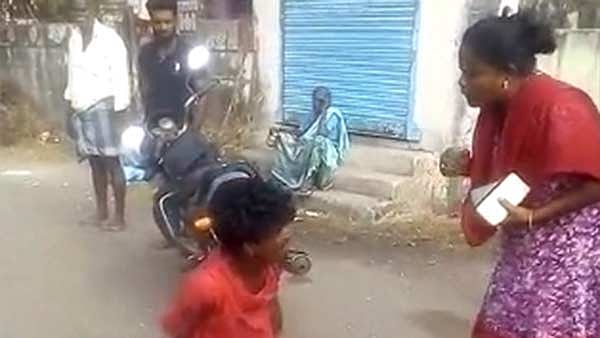 செலவுக்கு பணமில்லாததால் செயின் பறிக்க திட்டமிட்ட இளைஞர்கள்: தர்ம அடி கொடுத்த பொதுமக்கள், மீட்ட காவல்துறை