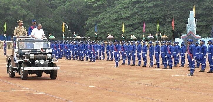 கேரள வெள்ளத்தில் மக்களைக் காத்த மீனவர்களுக்கு கடலோர காவல்படையில் பணி: பினராயி அசத்தல்!