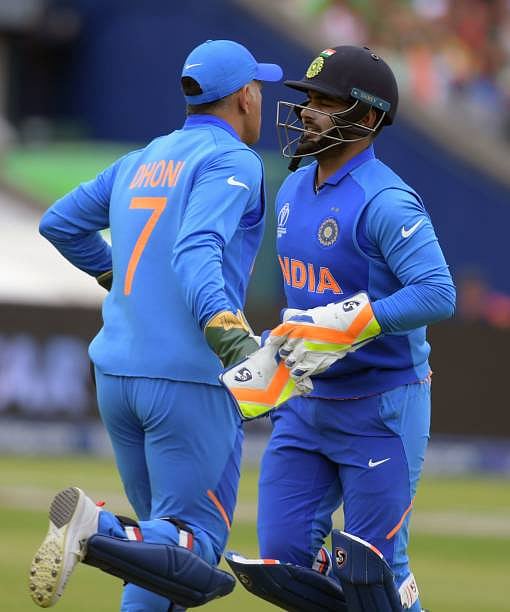 இளைஞரான ரிஷப் பண்ட்க்கு வழிவிட்டு ஒதுங்கும் தோனி : கிளம்பும் யூகங்கள்.. திரை மறைவுத் தகவல்கள் !