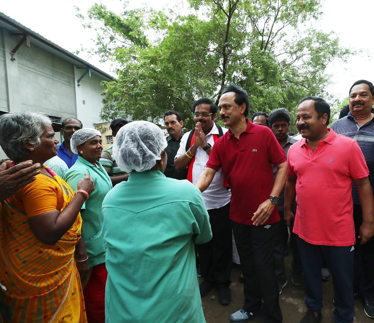 பரப்புரையை தொடங்கிய மு.க.ஸ்டாலின்... திரண்டு வந்து வரவேற்பளித்த வேலூர் மக்கள்... (ஆல்பம்)