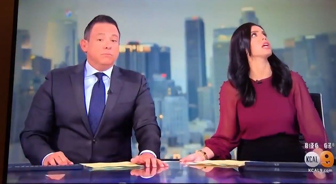 அமெரிக்காவில் பயங்கர நிலநடுக்கம் : பயந்து மேடைக்கு அடியில் ஒளிந்த செய்தியாளர்கள் (வீடியோ)